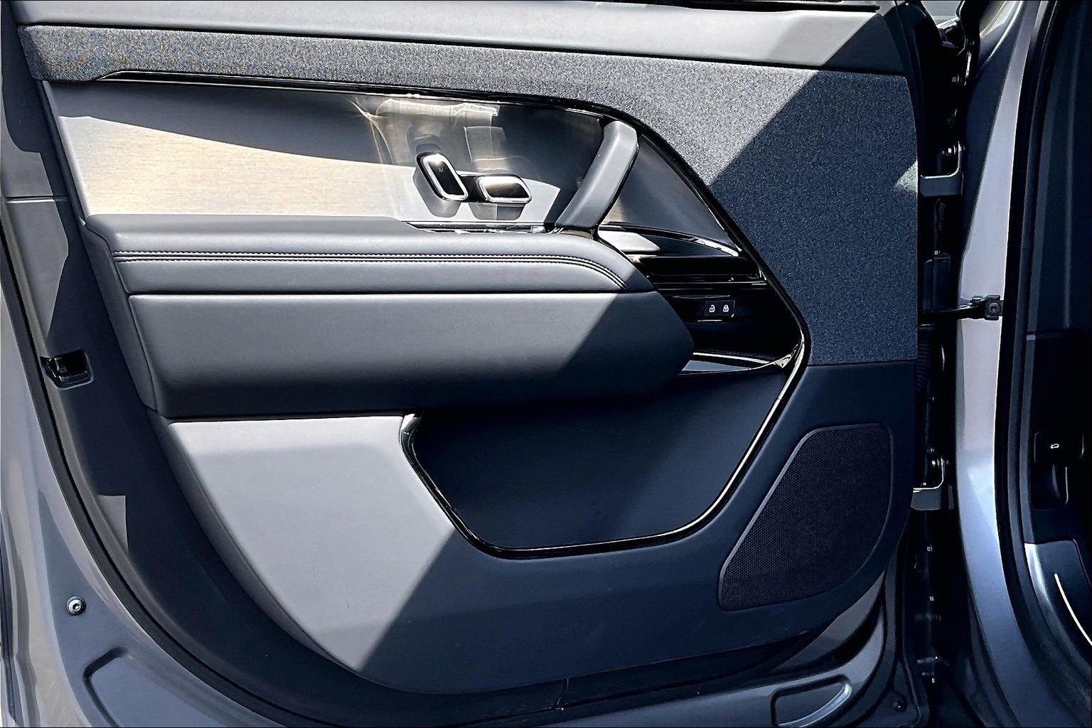 Used 2025 Land Rover Range Rover Sport image 23