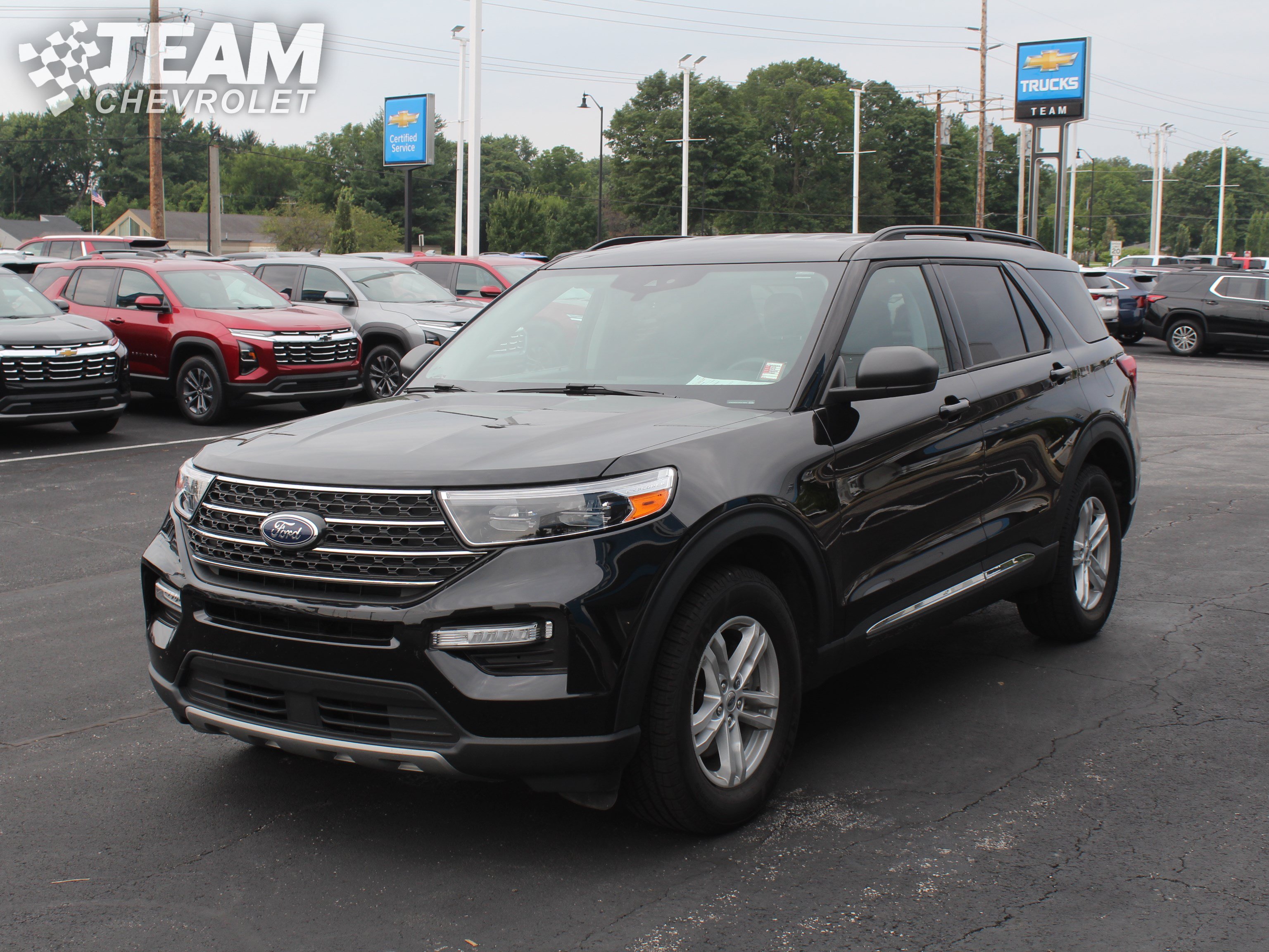 Used 2024 Ford Explorer XLT w/ Equipment Group 202A AWD/4WD image 8