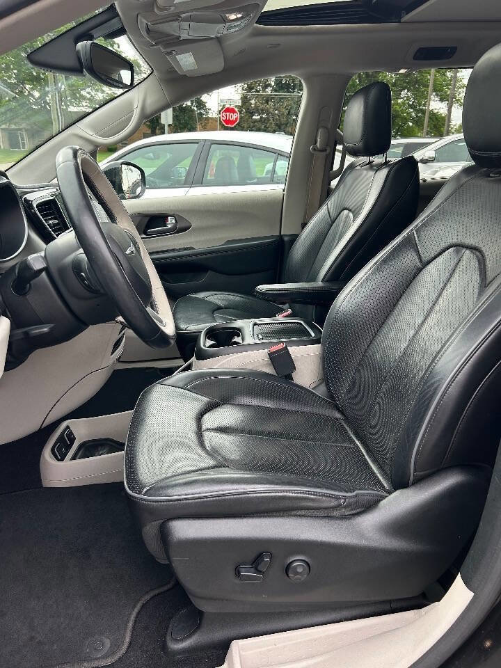 Used 2018 Chrysler Pacifica Limited FWD image 9