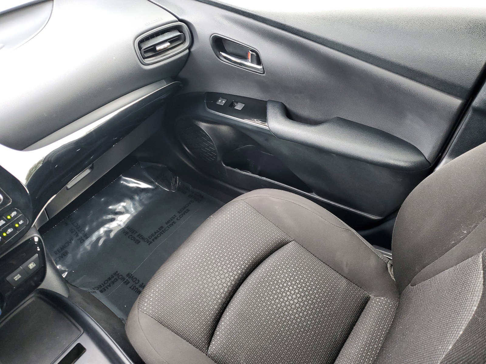 Used 2020 Toyota Prius LE image 11