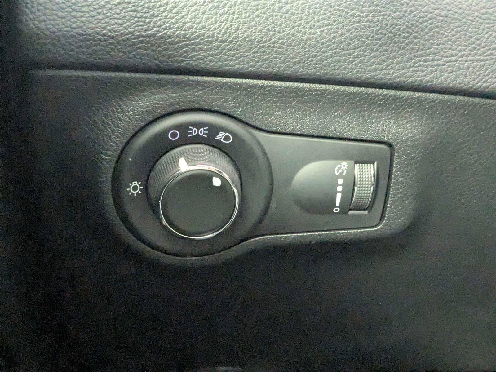 Used 2018 Jeep Compass Sport w/ Tech Group FWD image 15