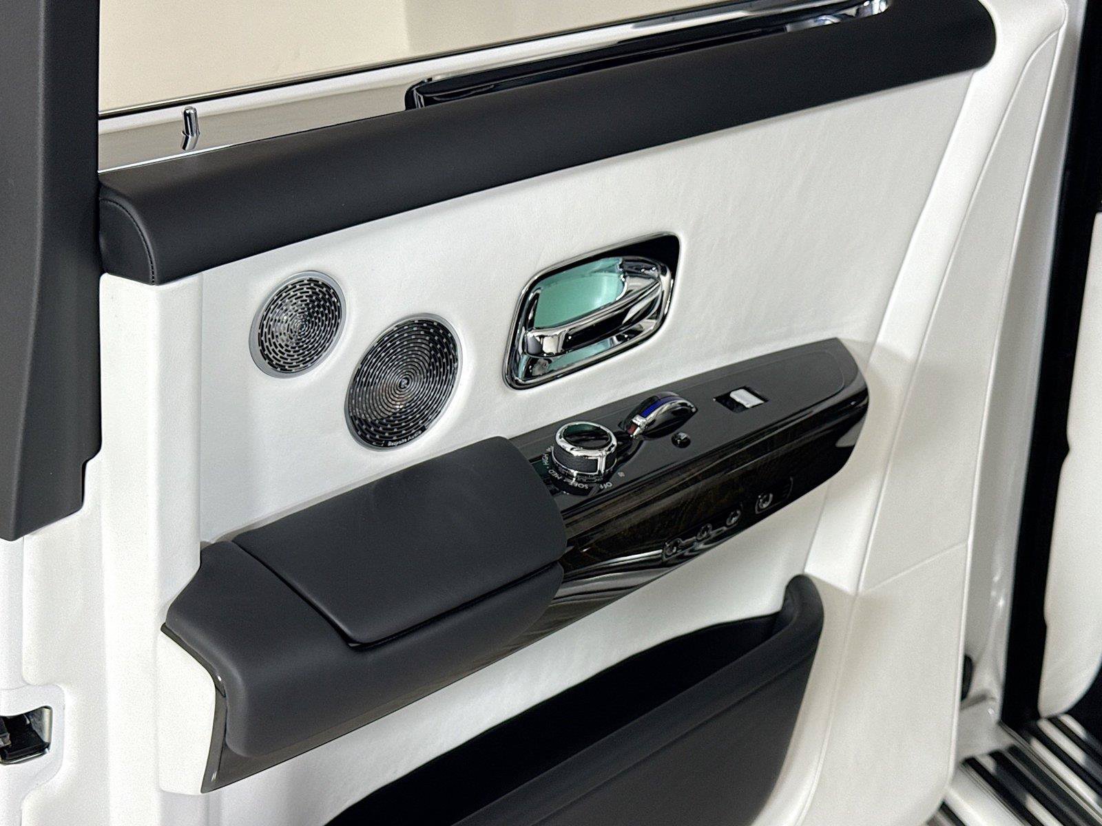 Used 2023 Rolls-Royce Phantom Sedan RWD image 35
