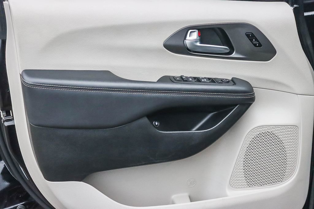 Used 2024 Chrysler Pacifica Select image 44