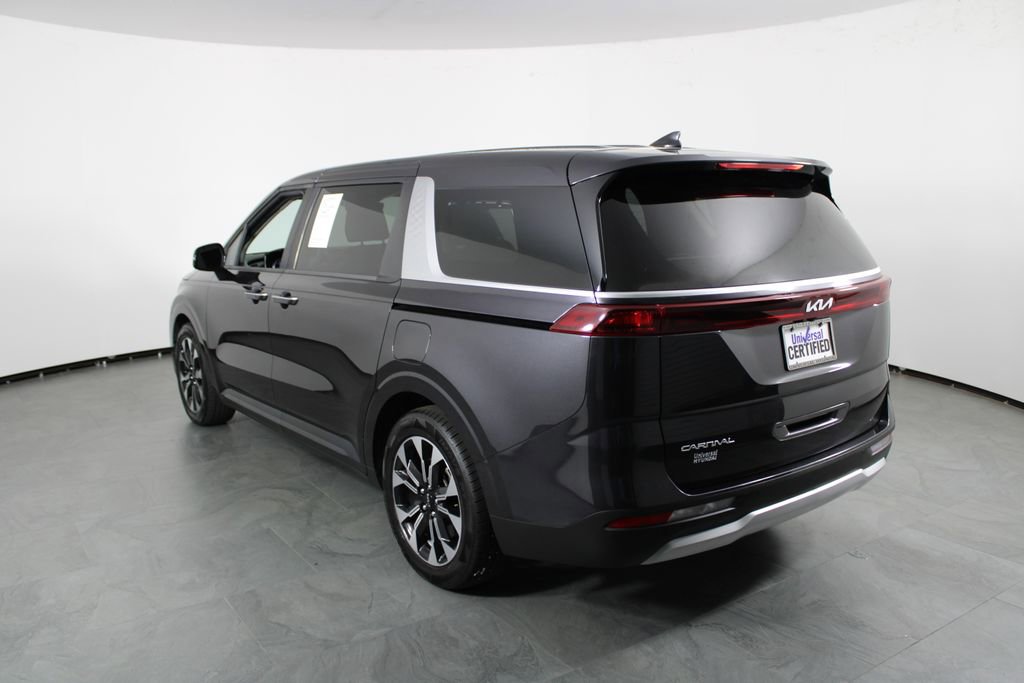 Used 2024 Kia Carnival EX image 3