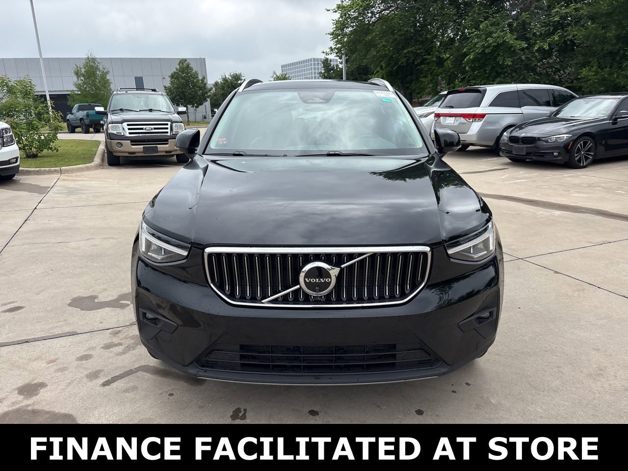 Certified 2025 Volvo XC40 B5 Plus AWD/4WD image 2