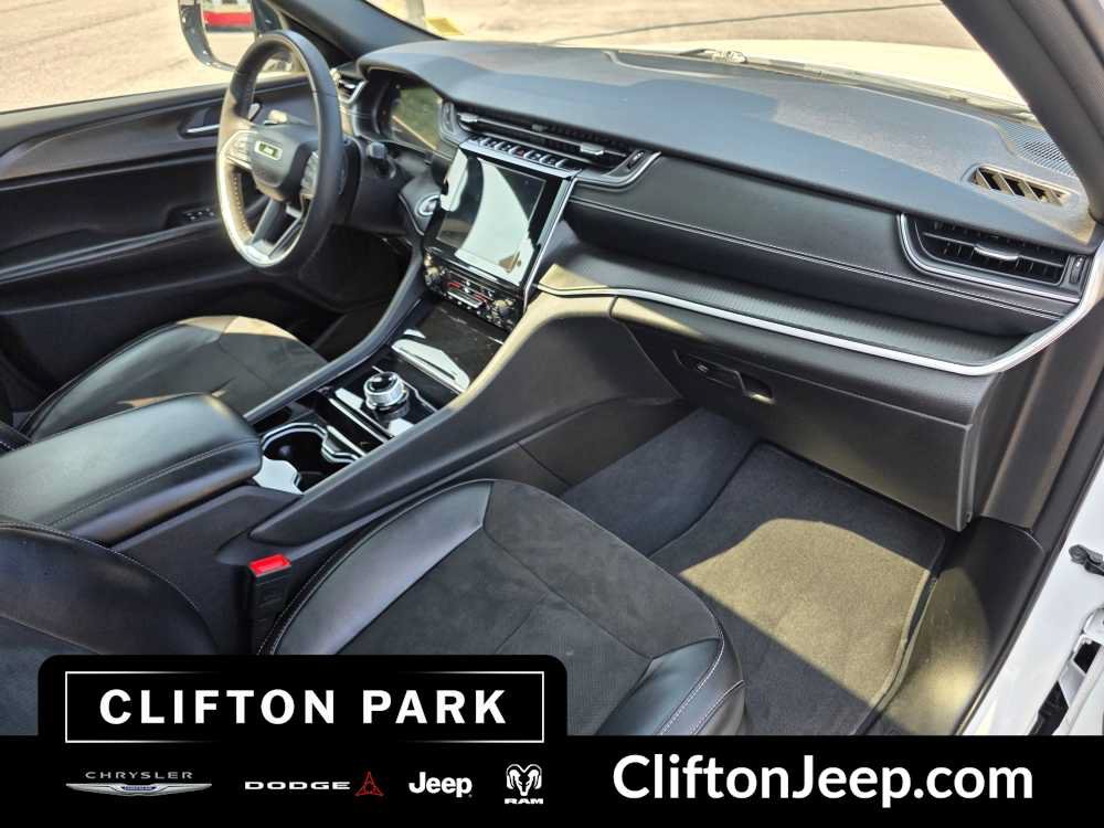 Used 2023 Jeep Grand Cherokee Altitude AWD/4WD image 16