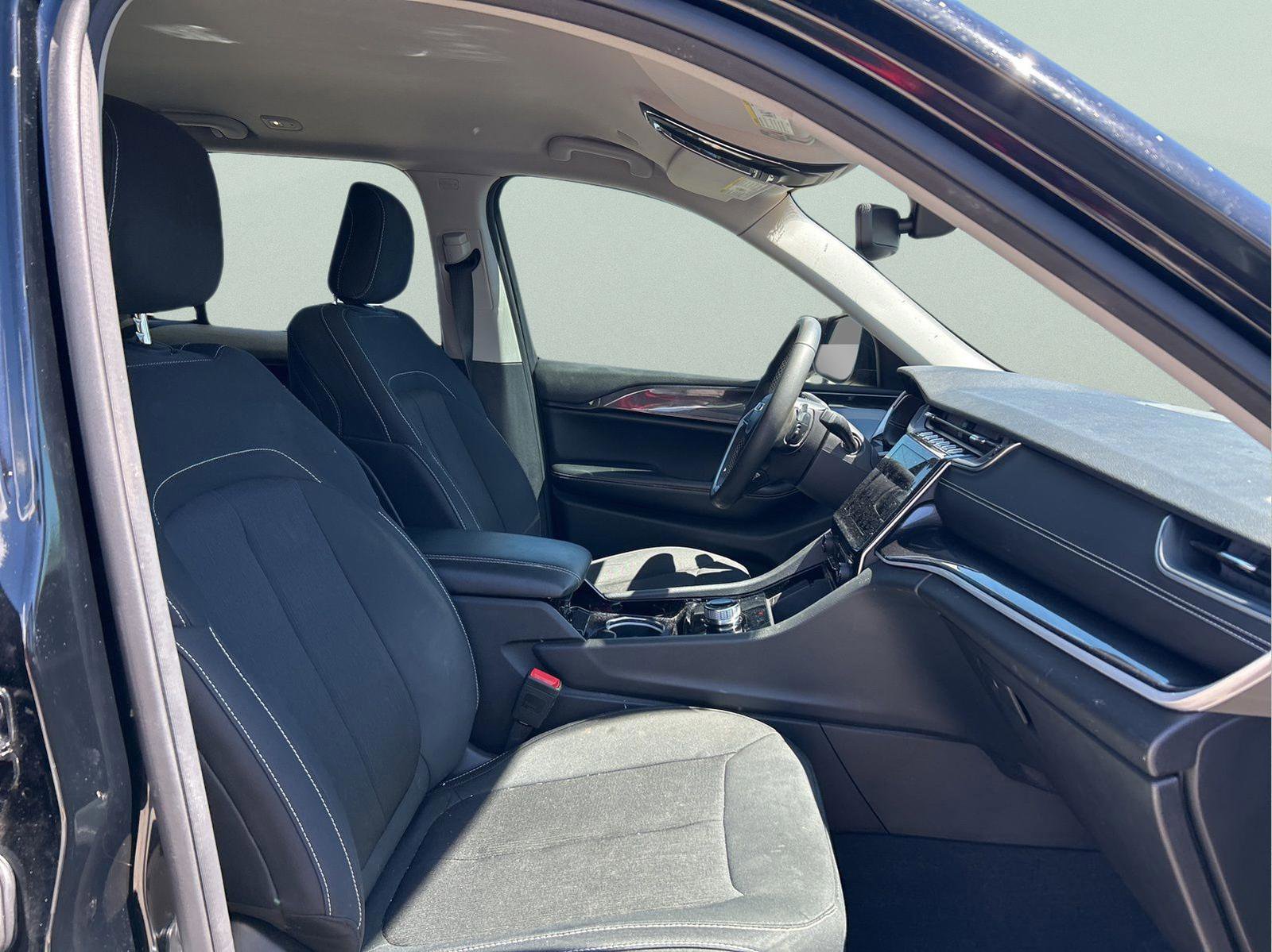 Used 2023 Jeep Grand Cherokee Laredo image 12