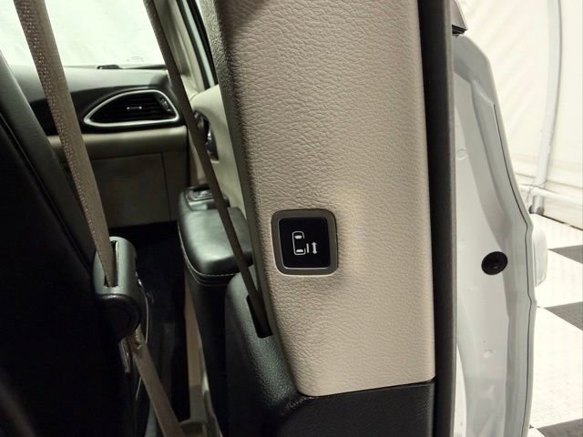 Used 2023 Chrysler Pacifica Touring-L image 29