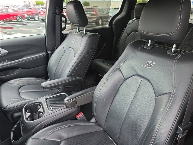 Used 2020 Chrysler Pacifica Touring-L Plus w/ S Appearance Package FWD image 13