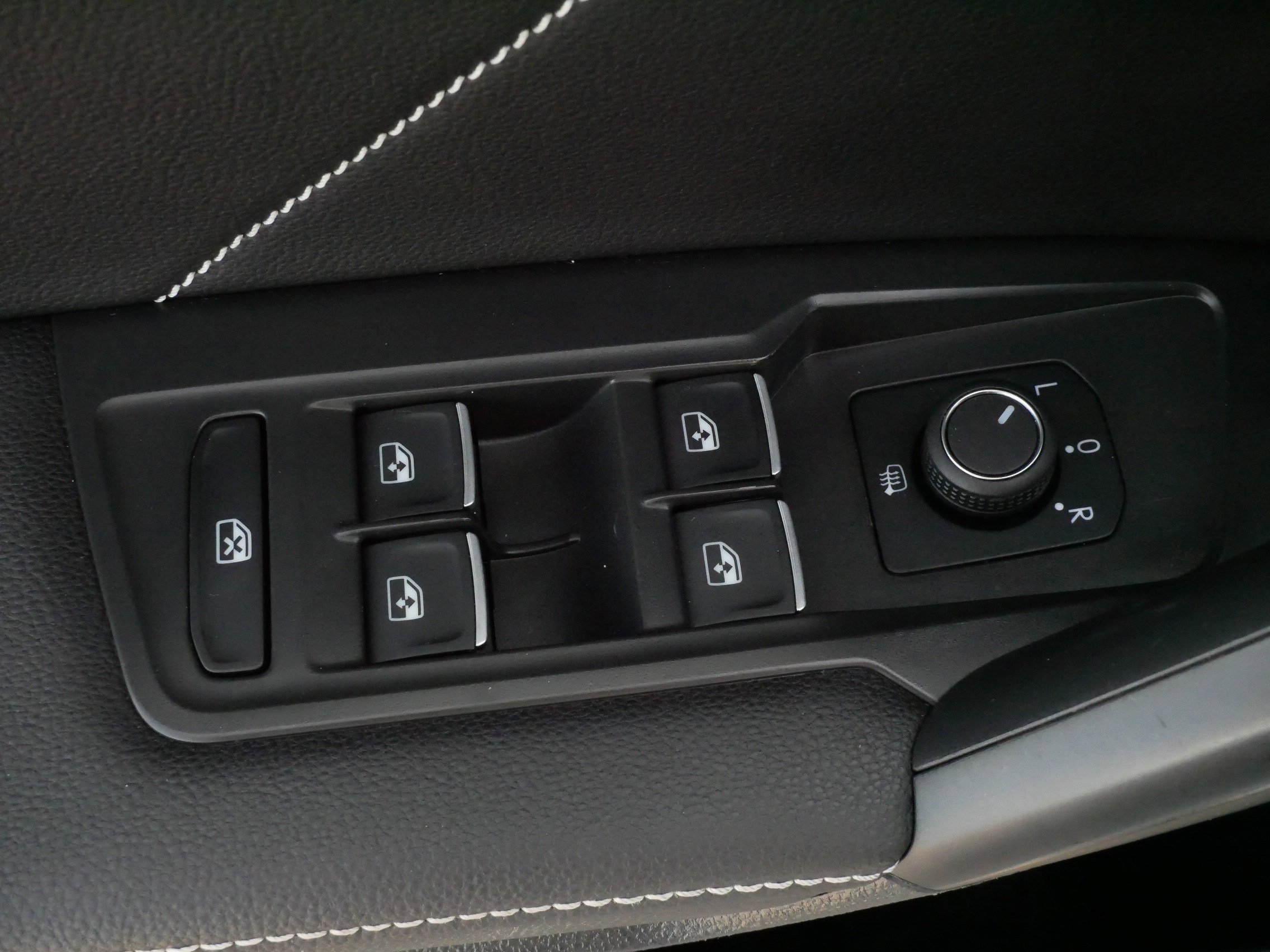 Certified 2023 Volkswagen Tiguan SE R-Line AWD/4WD image 19