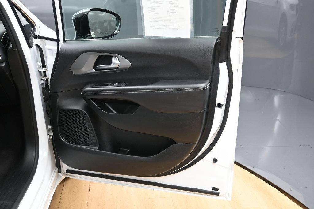 Used 2025 Chrysler Pacifica Select FWD image 29