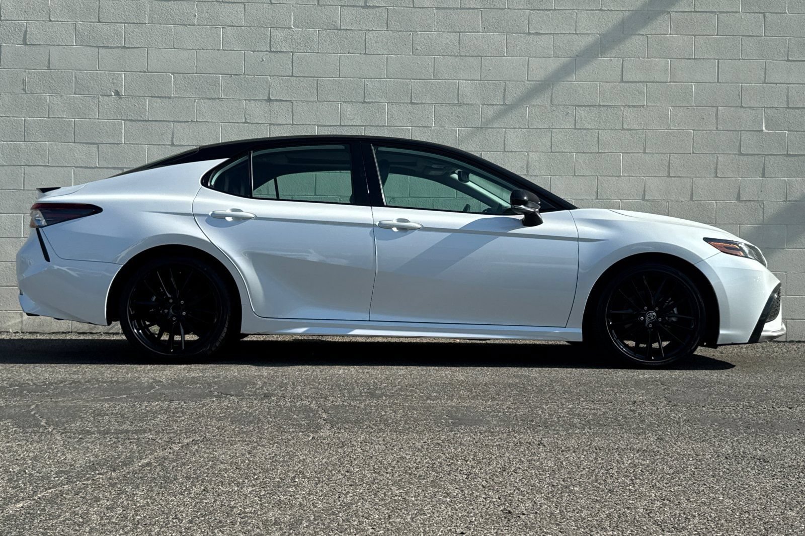 Used 2022 Toyota Camry XSE FWD image 3