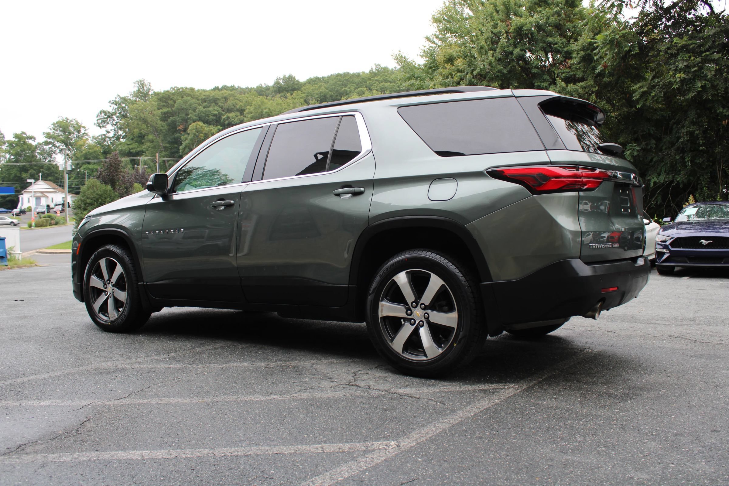 Used 2022 Chevrolet Traverse LT w/ LT Premium Package AWD/4WD image 4