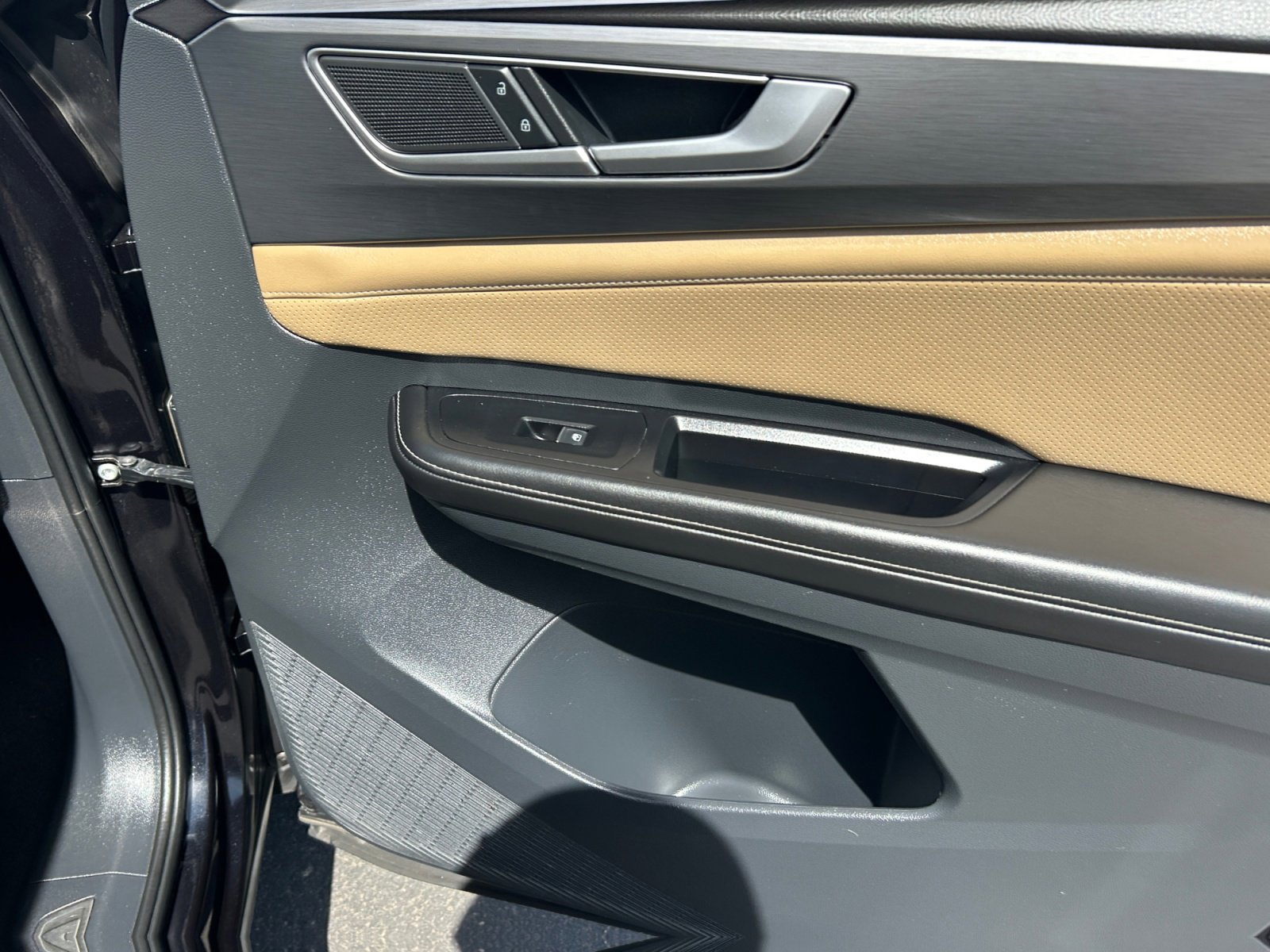 Used 2024 Volkswagen Atlas Cross Sport SE w/ Panoramic Sunroof Package FWD image 16