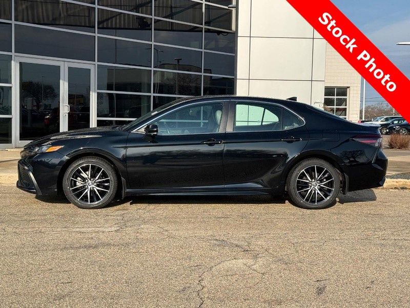 Used 2023 Toyota Camry SE w/ Cold Weather Package image 6