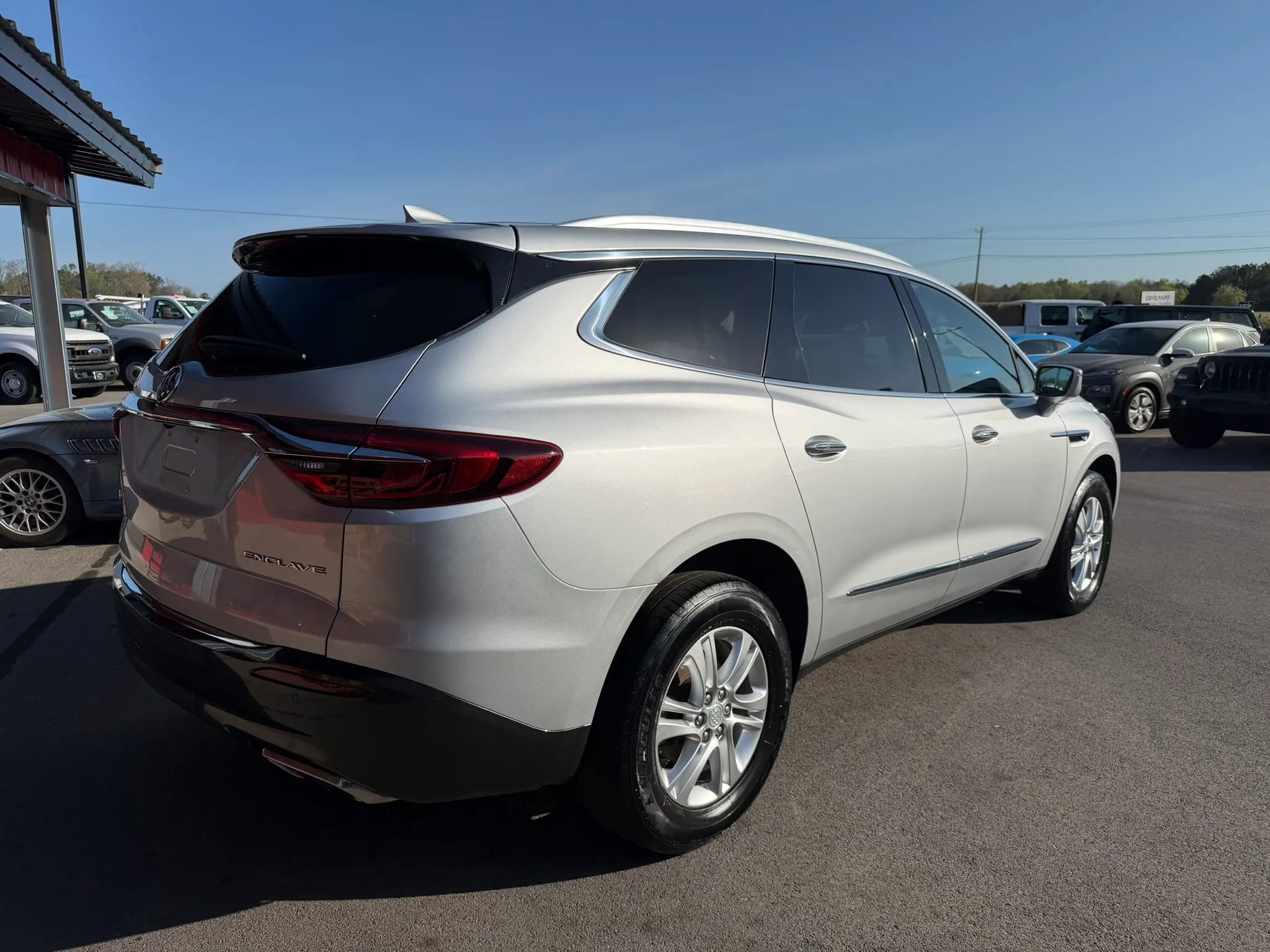 Used 2018 Buick Enclave Essence w/ LPO, Luxury Package image 3