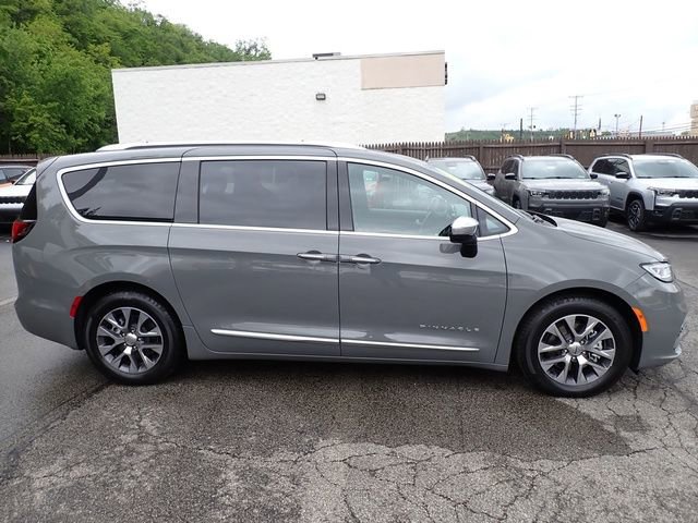 Used 2023 Chrysler Pacifica Pinnacle FWD image 8