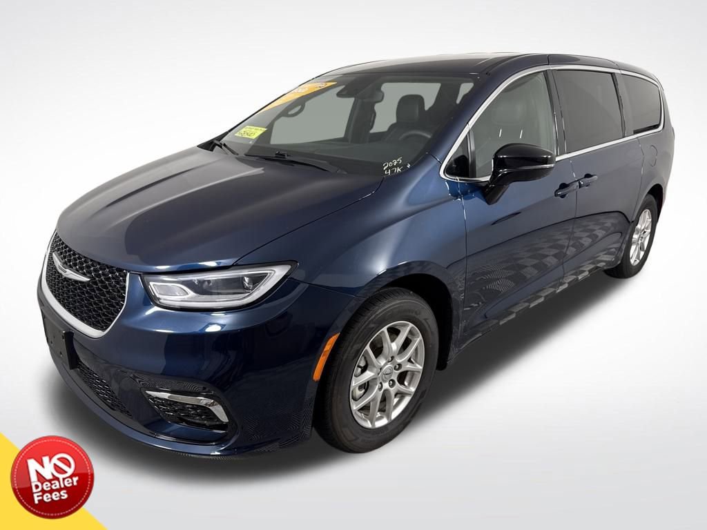 Used 2025 Chrysler Pacifica Select image 8