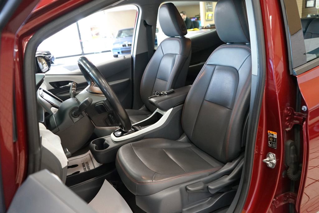 Used 2018 Chevrolet Bolt Premier w/ Driver Confidence II Package FWD image 2
