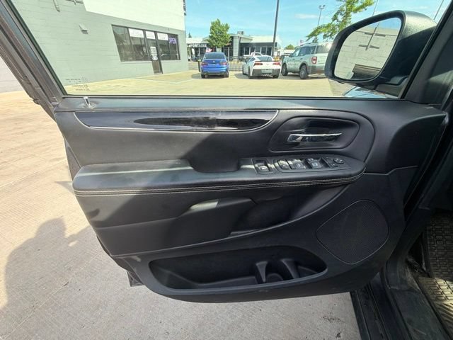 Used 2017 Dodge Grand Caravan SE FWD image 17