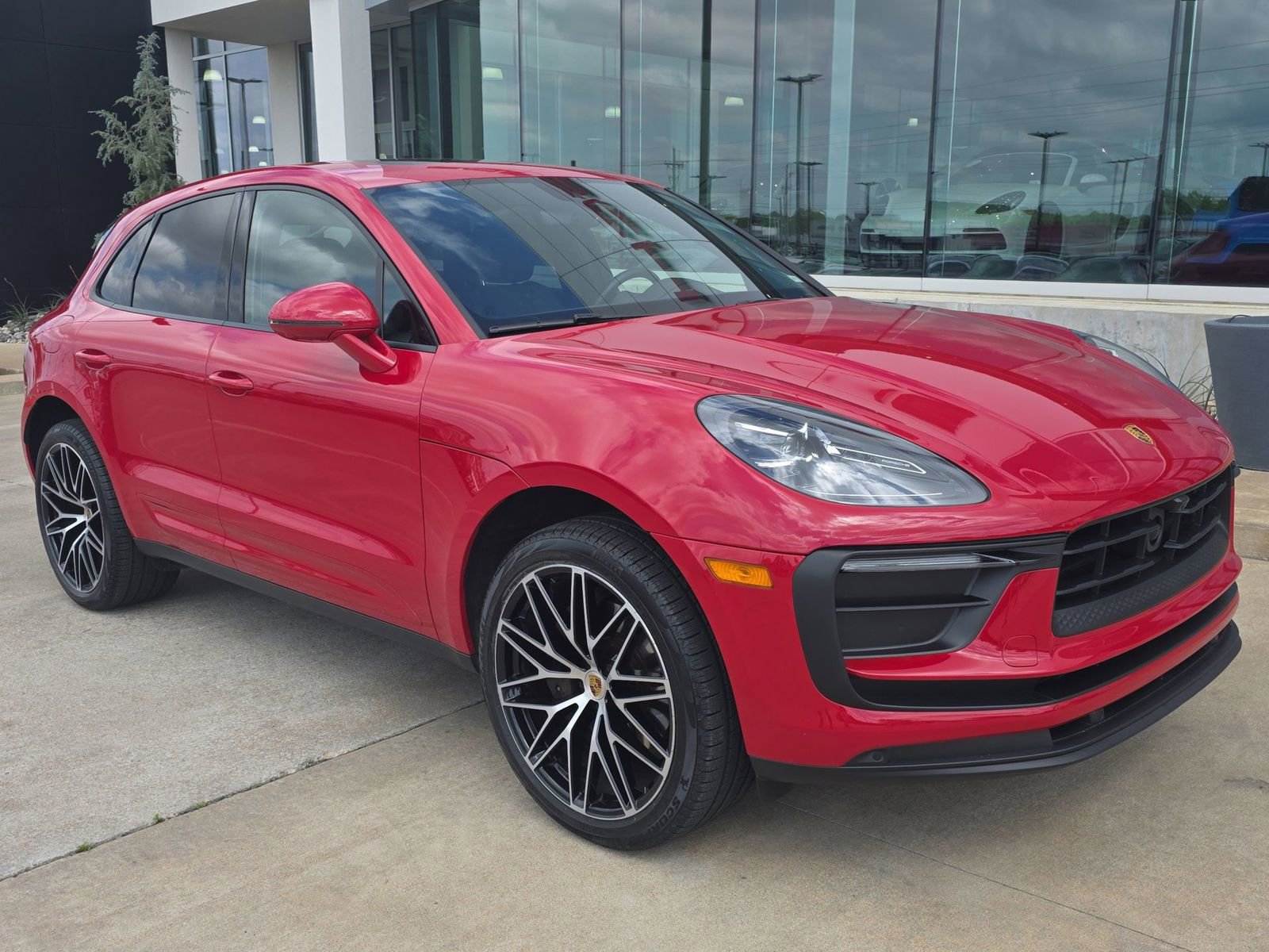 Certified 2022 Porsche Macan image 9