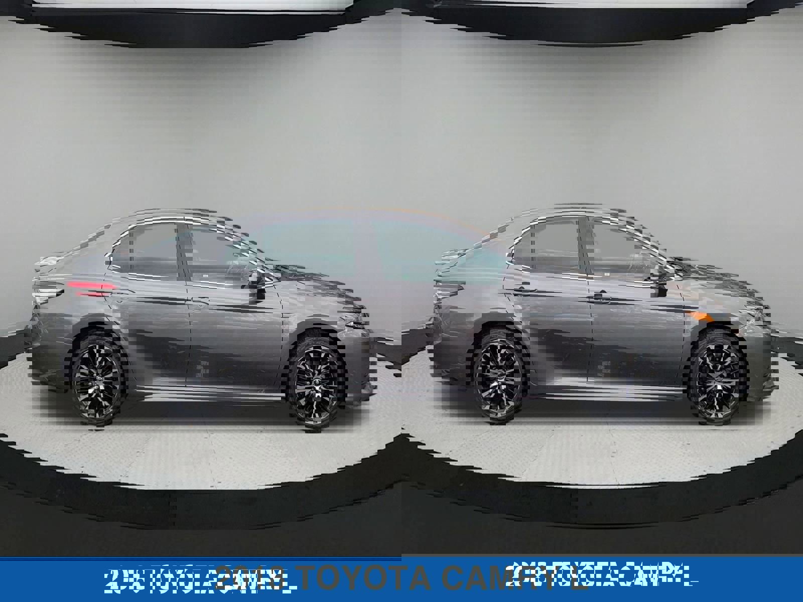 Used 2018 Toyota Camry SE w/ Moonroof Package image 2