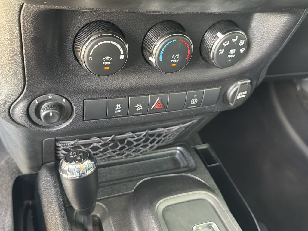 Used 2016 Jeep Wrangler Unlimited Sahara AWD/4WD image 27