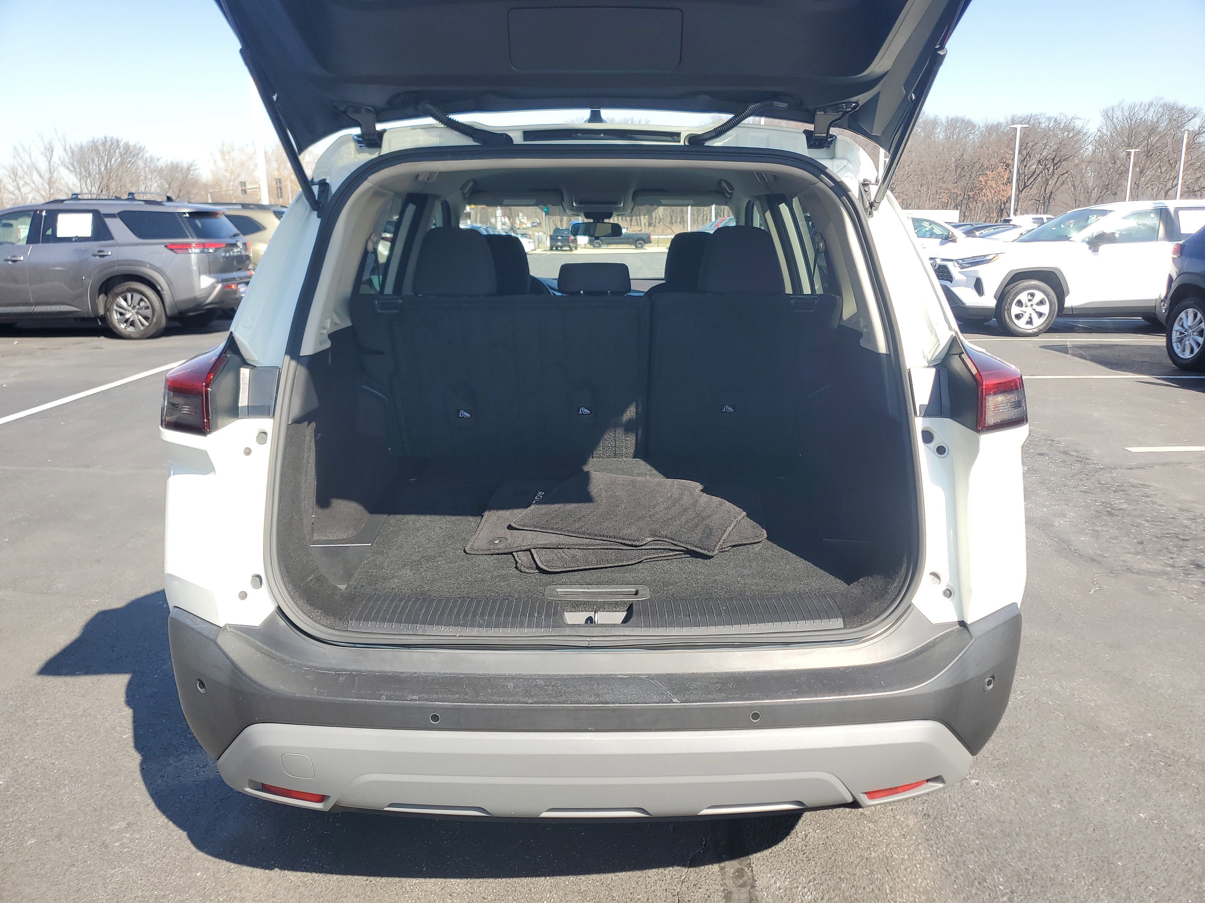 Used 2023 Nissan Rogue S image 8