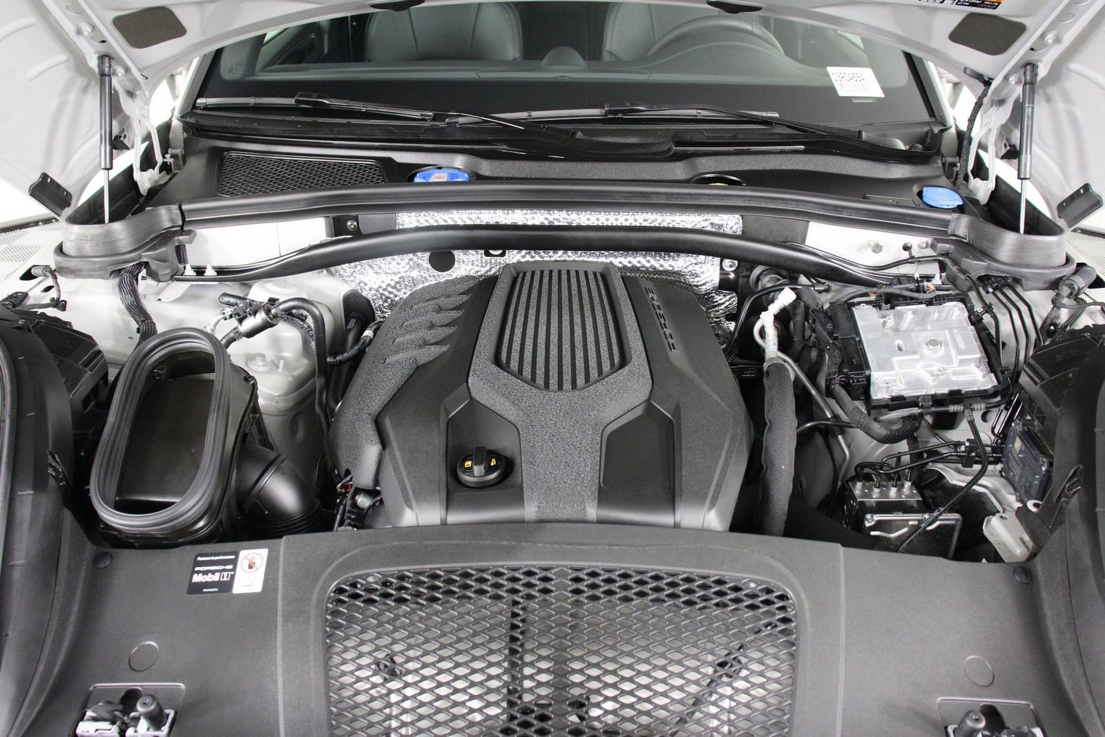 Certified 2025 Porsche Macan image 26