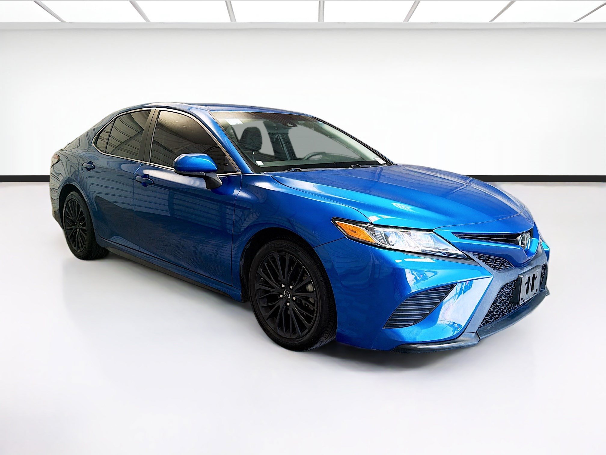 Used 2018 Toyota Camry SE FWD image 3