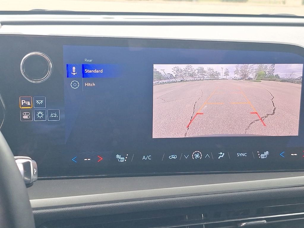 Used 2025 Chevrolet Traverse LT image 44