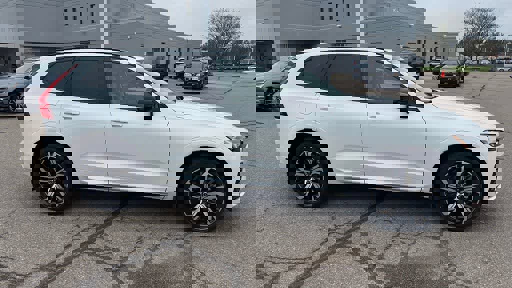 Used 2025 Volvo XC60 T8 Ultra w/ Protection Package Premier AWD/4WD image 4