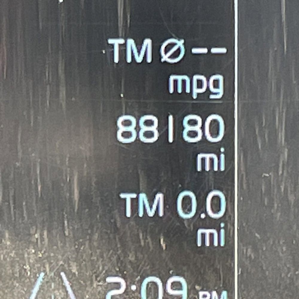 Used 2017 Volvo XC90 T5 Momentum w/ Vision Package image 9