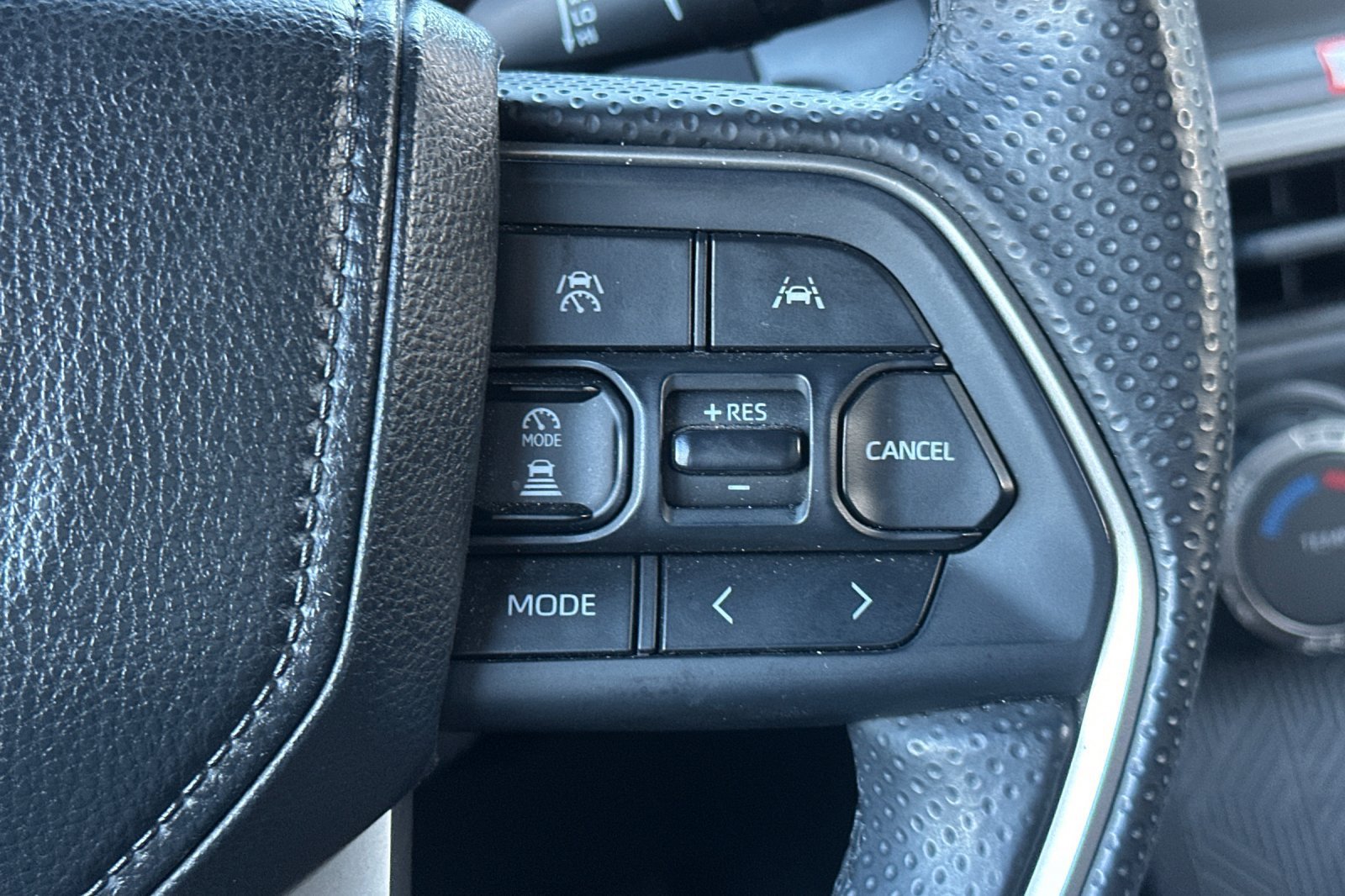 Used 2025 Toyota 4Runner SR5 AWD/4WD image 38