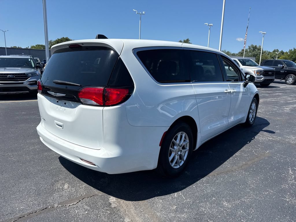 Used 2023 Chrysler Voyager LX FWD image 7
