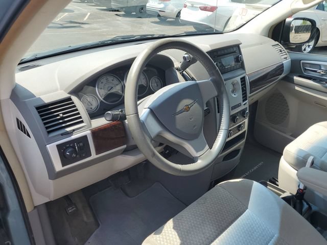 Used 2009 Chrysler Town & Country Touring FWD image 10