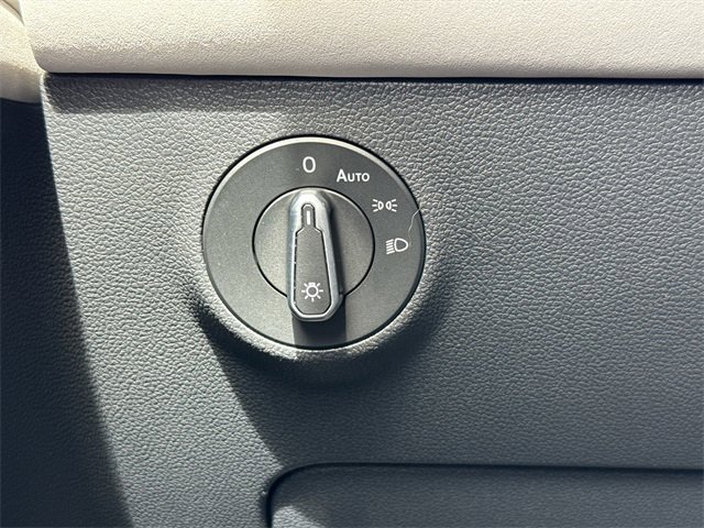 Used 2025 Volkswagen Taos SE image 36