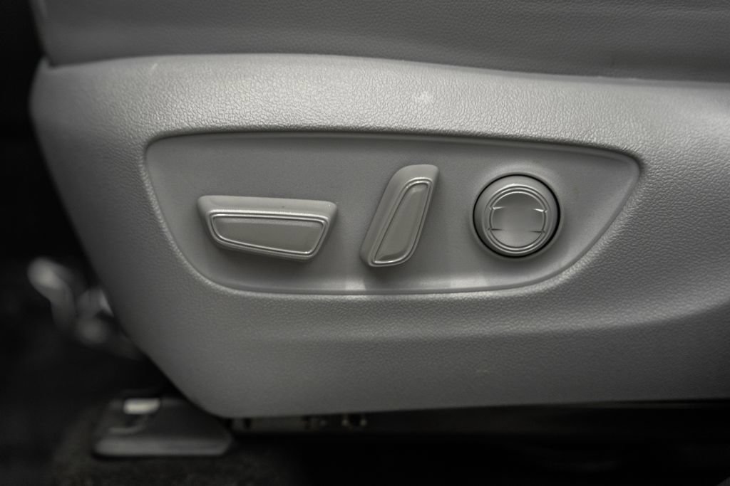 Used 2023 Toyota Highlander Limited AWD/4WD image 39