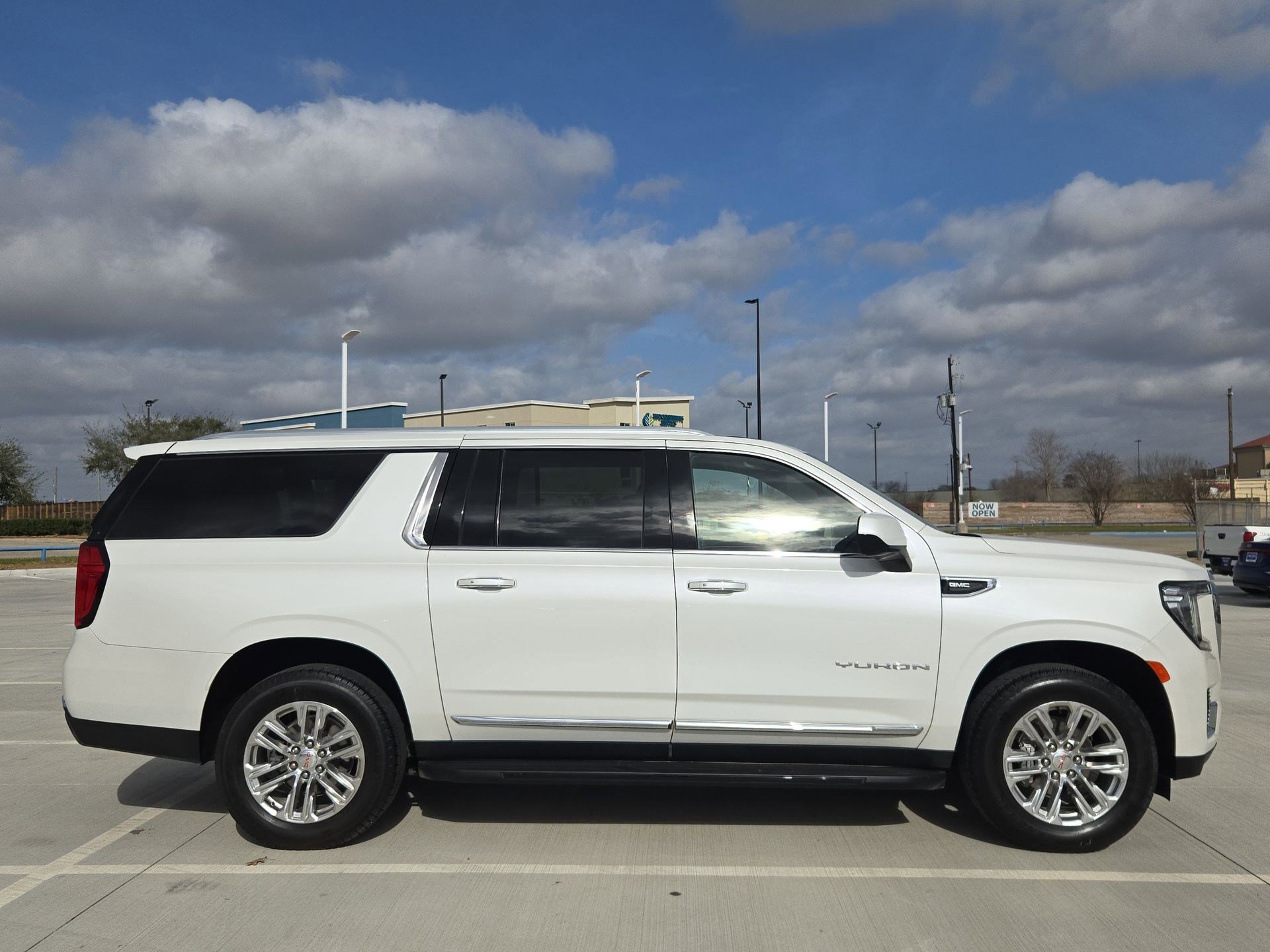 Used 2024 GMC Yukon XL SLT image 2