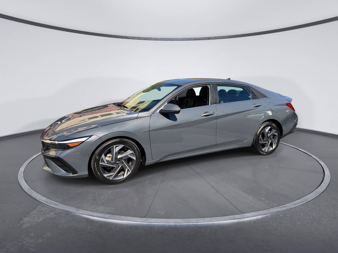 Used 2025 Hyundai Elantra Limited FWD image 2