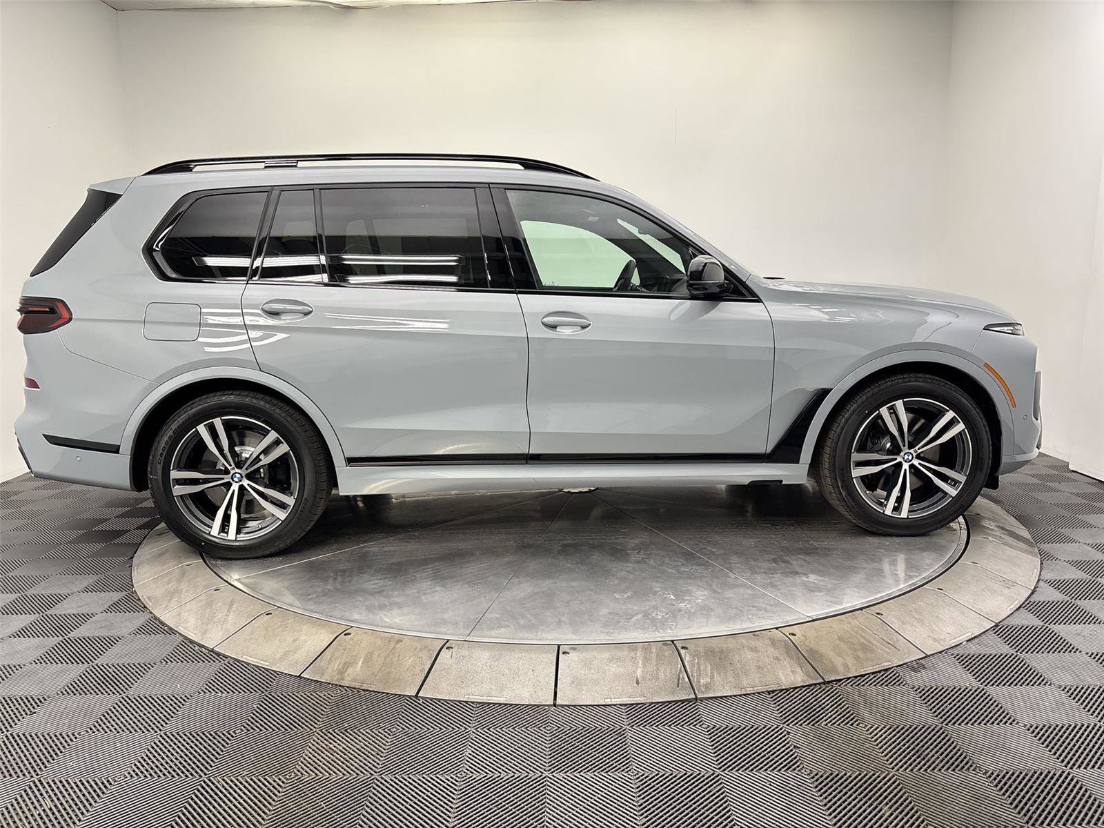 New 2026 BMW X7 M60i image 17