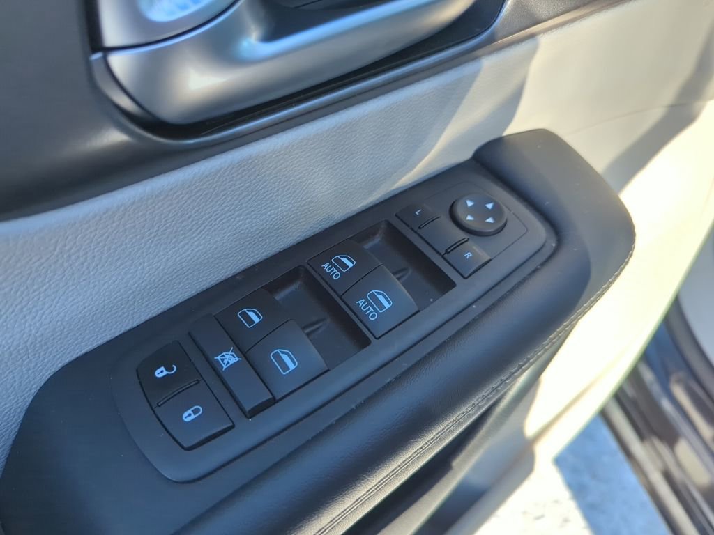 Used 2024 Chrysler Pacifica Touring-L image 32