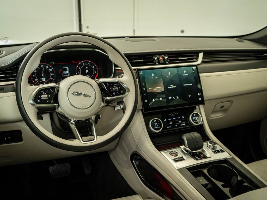 Used 2025 Jaguar F-PACE R-Dynamic S AWD/4WD image 4