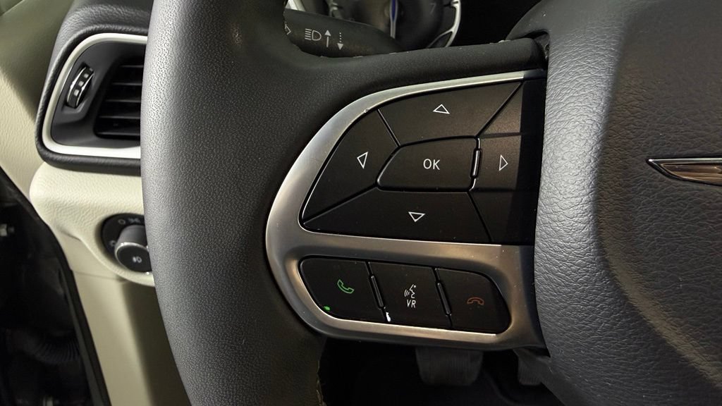 Used 2022 Chrysler Pacifica Touring-L FWD image 18