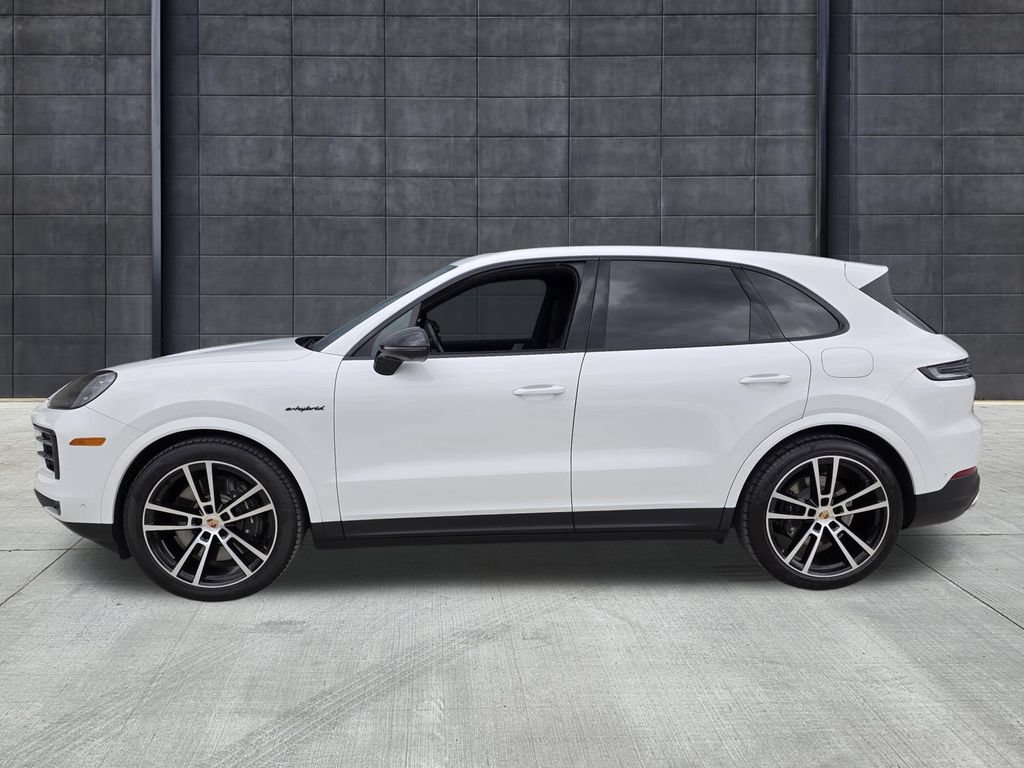 Certified 2025 Porsche Cayenne E-Hybrid AWD/4WD image 2