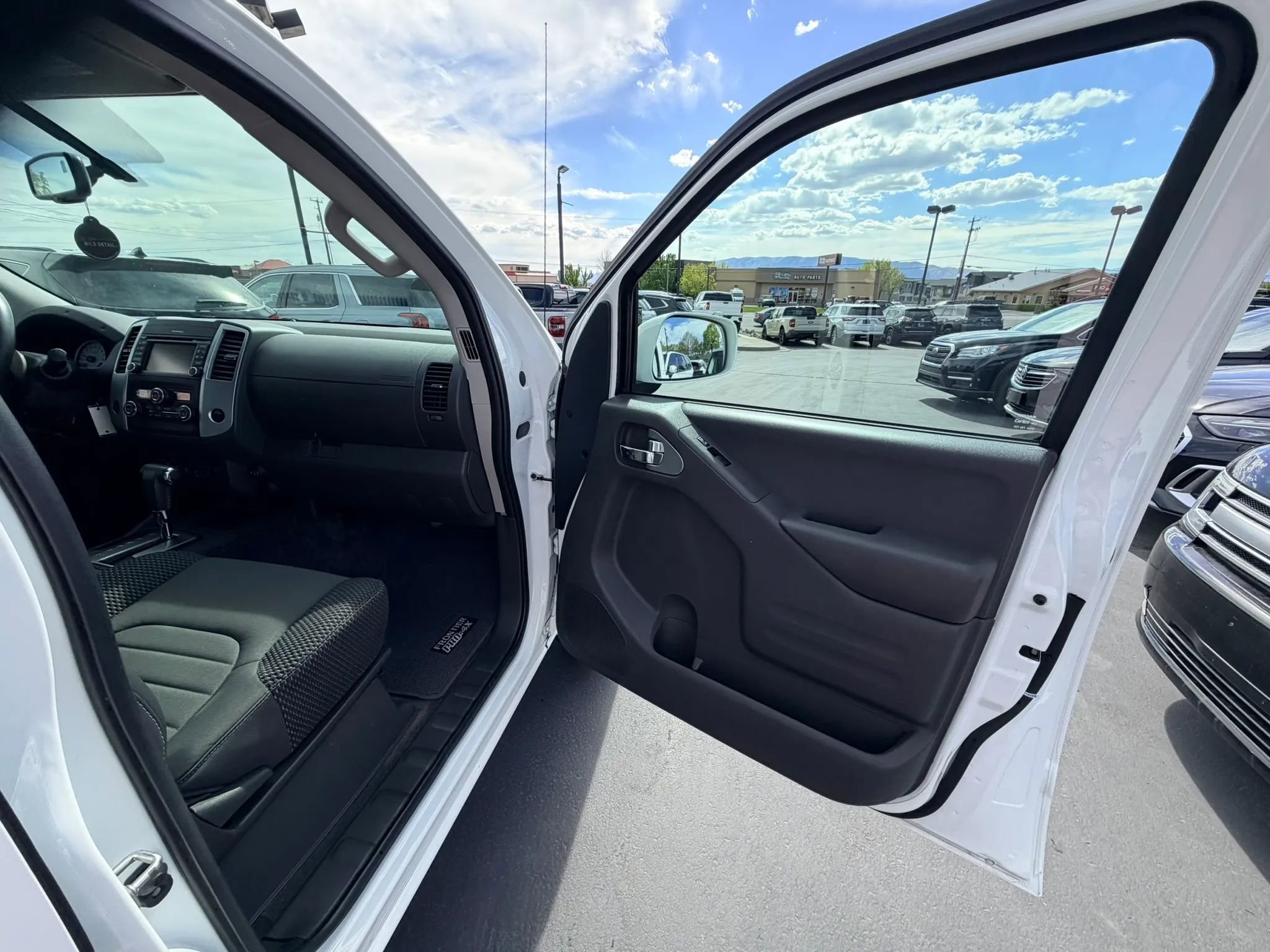 Used 2018 Nissan Frontier PRO-4X image 18