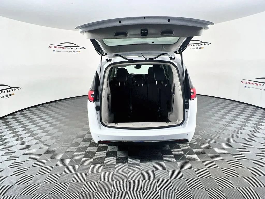 Used 2023 Chrysler Pacifica Touring-L FWD image 26