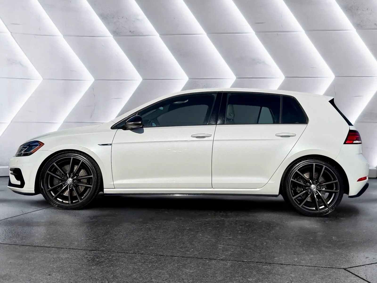 Used 2018 Volkswagen Golf R 4-Door AWD/4WD image 2