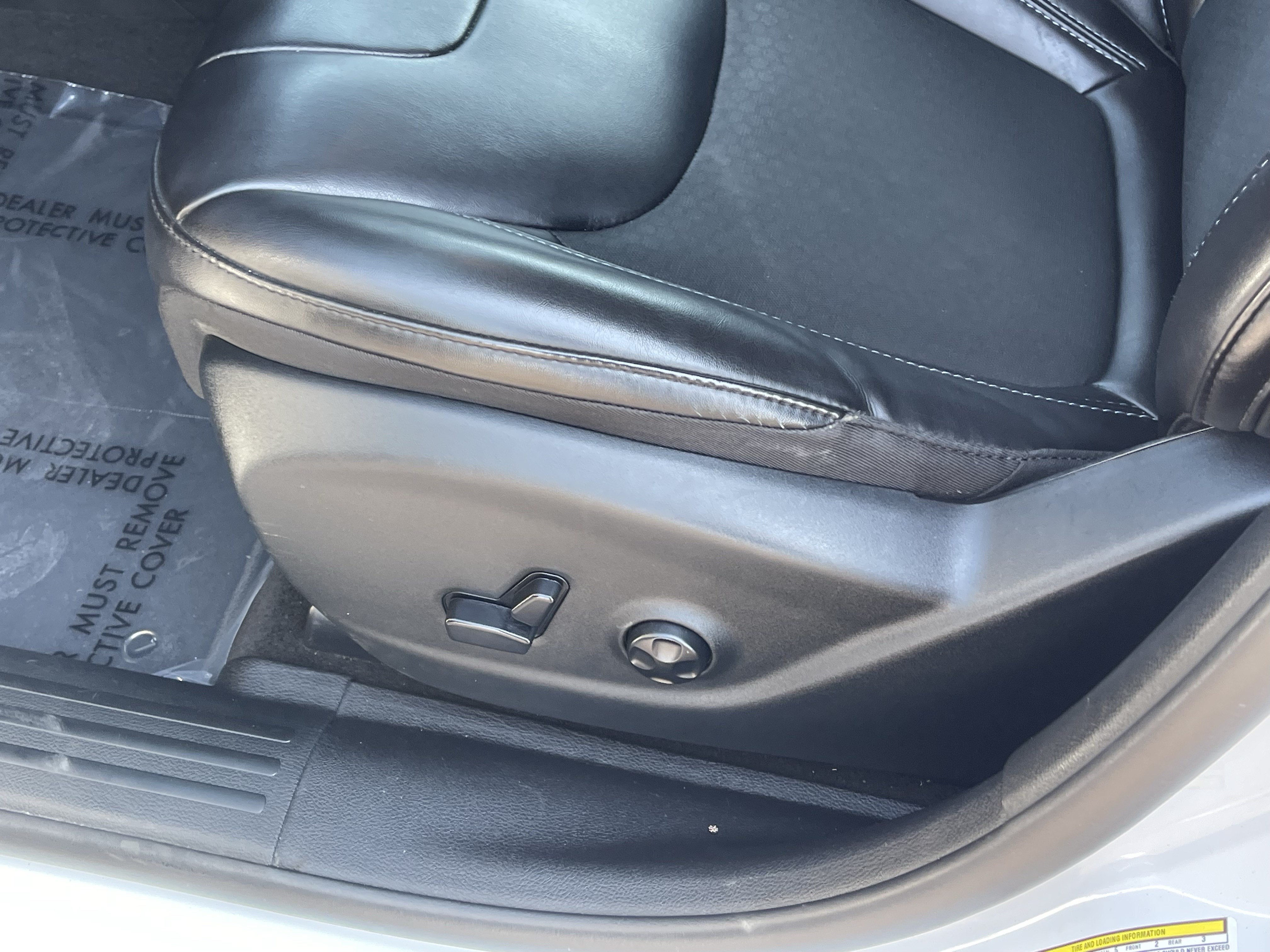Used 2019 Jeep Cherokee Latitude Plus AWD/4WD image 18