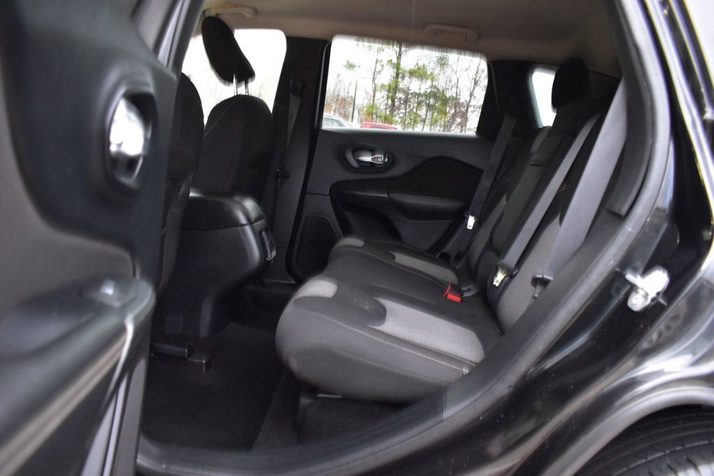 Used 2016 Jeep Cherokee Sport image 18